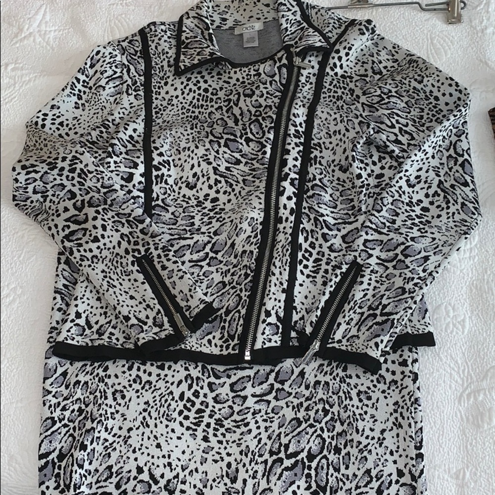 2 pc black and white leopard suit